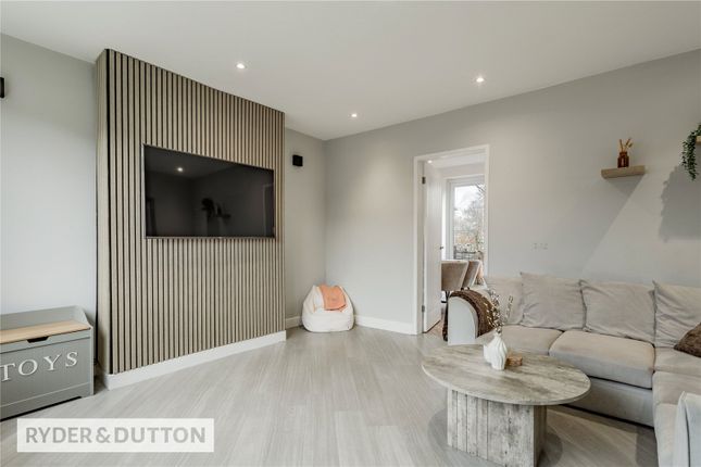 18, Grosvenor Crescent, Hyde photo 2