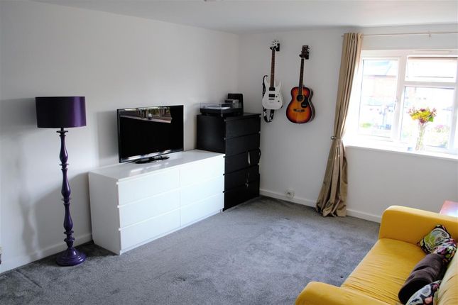 Flat to rent in Turpin Road, Feltham