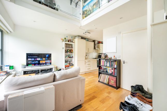Flat to rent in Cinnamon Mews, Palmers Green