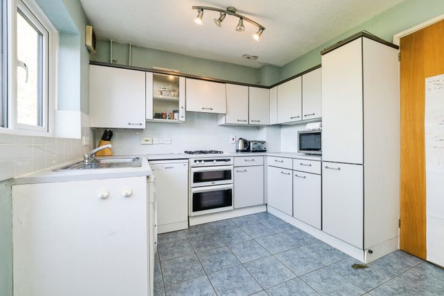 16, Alderwood Close, Romford photo 3