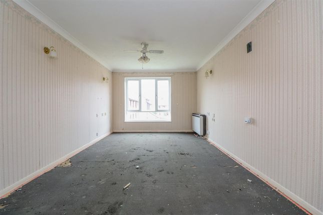 36, Chesterton Court, Horsham photo 3