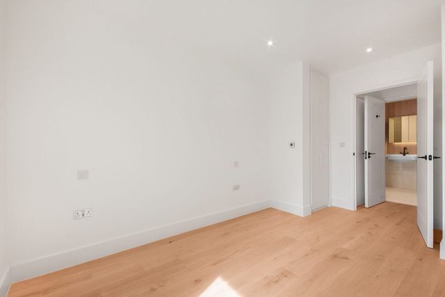 Flat for sale in Capital Interchange Way, Brentford