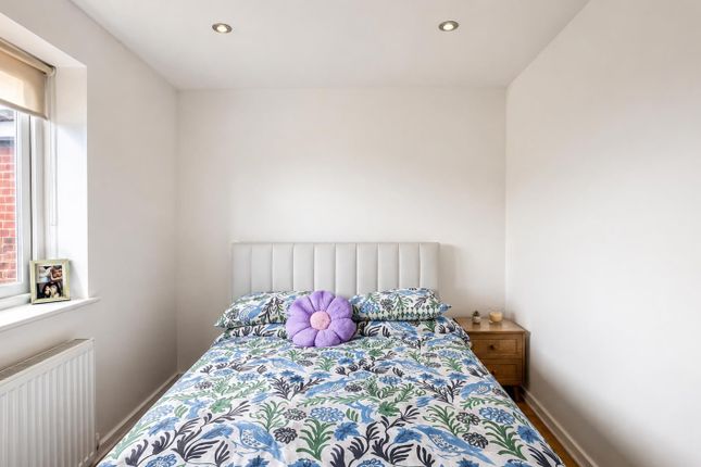 16, Cotswold Way, Worcester Park photo 3