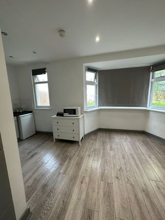 Thumbnail Studio to rent in Collier Row Road, Collier Row, Romford