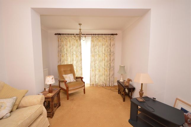 29, Springfield Avenue., Knottingley photo 3