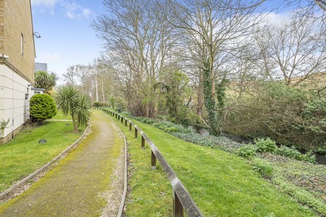 Flat for sale in Wraysbury Gardens, Staines-Upon-Thames
