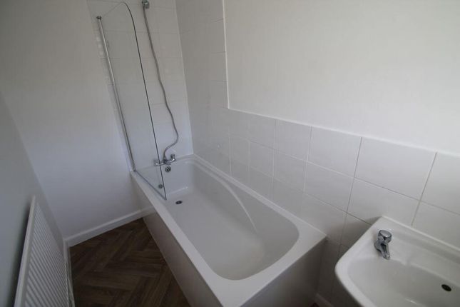 119, Rowdowns Road, Dagenham photo 5