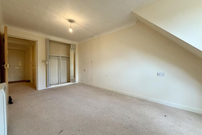 126, Castlemeads Court, Gloucester photo 3