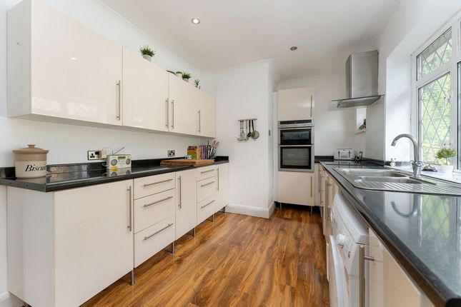14, Petersfield Crescent, Coulsdon photo 2