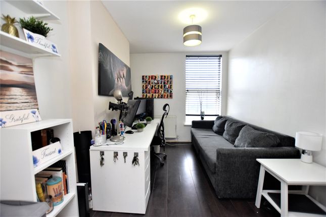 Flat for sale in Newhaven Road, London