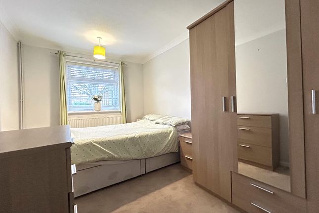 21, Chingford Avenue, Clacton-On-Sea photo 3