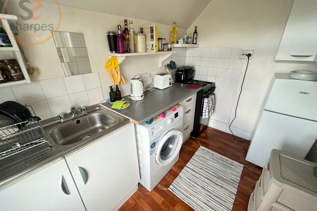 Top Floor 116 Robinson Road, London photo 5