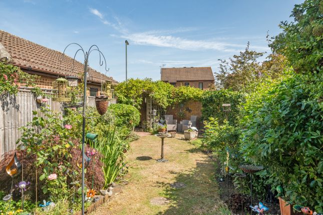 6, Bowers Close, Surrey photo 2