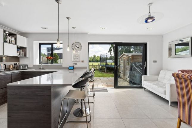 1 The Cedars, Rectory Close, Farnham Royal photo 4