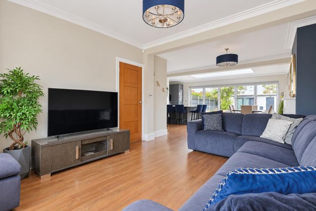 Laburnum Avenue, Hornchurch, Havering photo 4