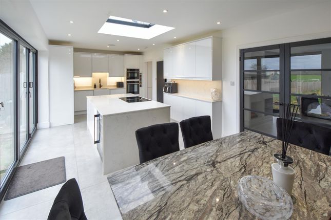 16, Snakes Hill, Brentwood photo 2