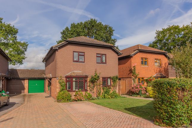 Thumbnail Link-detached house for sale in Borderside, Yateley, Hampshire