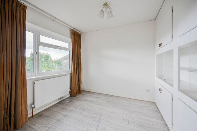 21 Faversham Avenue, Chingford photo 4