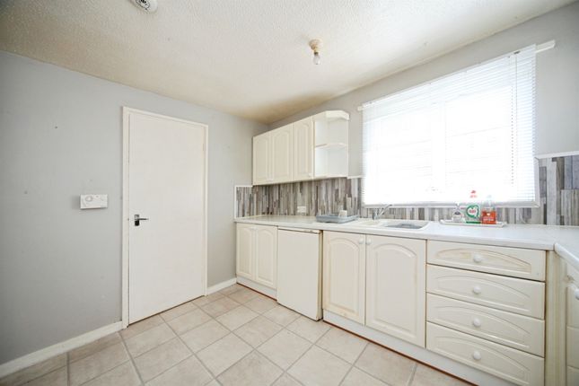 5, Spear Close, Luton photo 4