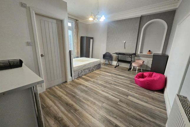 Room 2, 140 Lower Rawson Street, Bolton photo 4