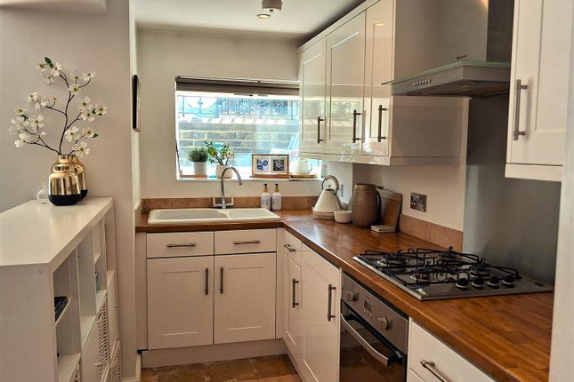 1, Chrisharben Court, Bradford photo 3