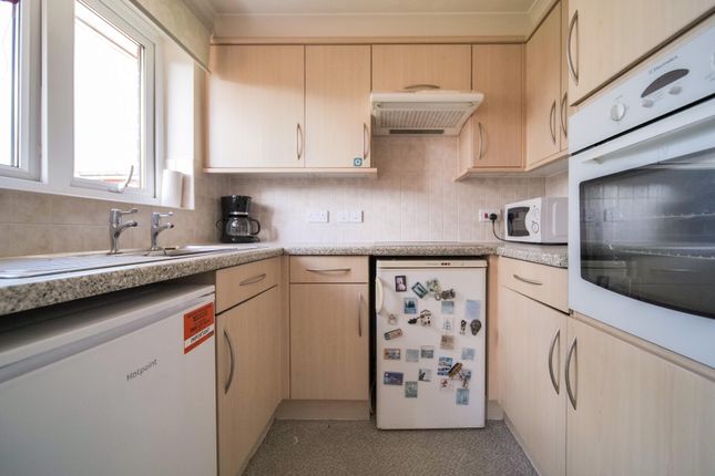 Flat 33, Giffords Court, Lowbourne, Melksham photo 4
