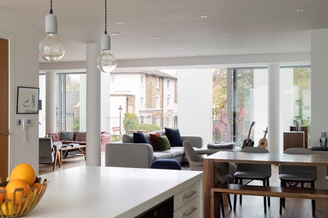 Flat for sale in Barnsbury Square, London