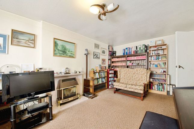35 Gerrards Close, London photo 4