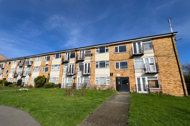 Thumbnail Flat to rent in Essex Close, Rayleigh