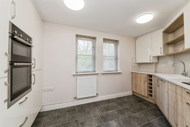 14, Tidcombe Walk, Tiverton photo 2