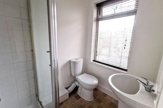 Room 4, 13, Tillotson Road, London photo 4