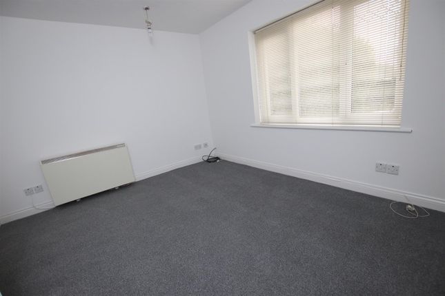 2, Nialls Court, Bradford photo 2