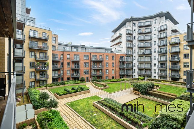 Thumbnail Flat for sale in Beaufort Square, Edgware