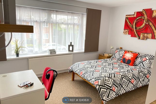 Large Room With Desk £975