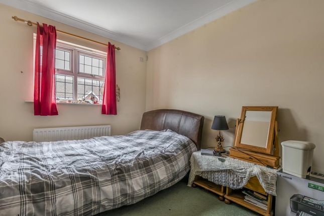 Flat to rent in Lorne Gardens, Knaphill