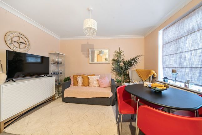 1-bed flat on 149, Marsh Road, Middlesex, £200,000