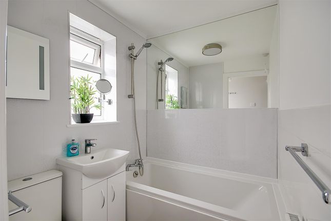 82B, Meadow Road, West Sussex photo 3