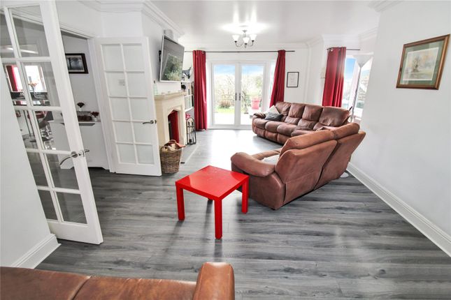 15, Lyall Close, Swindon photo 4