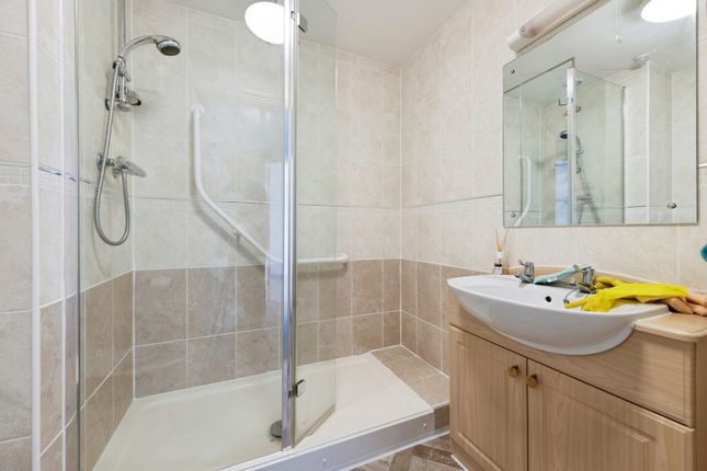 27, Ridings Court, Reigate photo 4