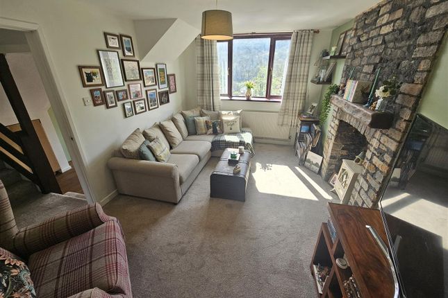 4 Brynhenwysg, Troedrhiw-Trwyn, Pontypridd photo 3