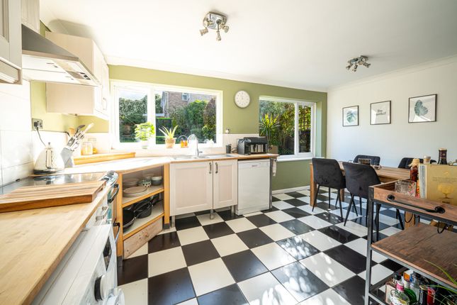 30 Latham Road, Eastleigh photo 4