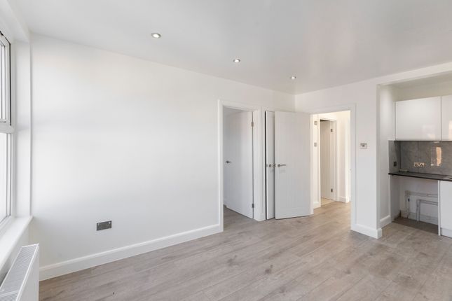 Flat B, Catford Hill, London, SE6 4NU, London photo 2