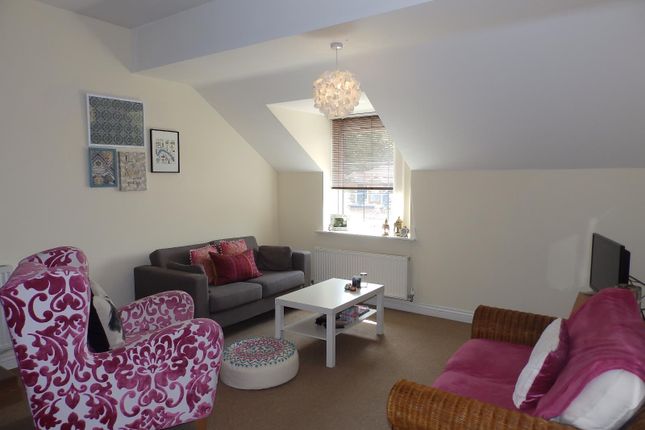 12, Highfield Court, West Yorkshire photo 2