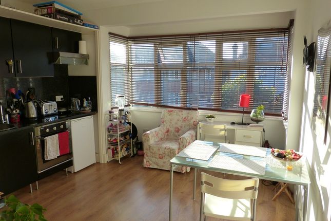 1 Bed Flat To Rent In Sydney Grove London Nw4 Zoopla