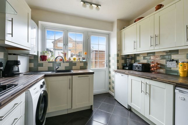 134, Preston Lane, Tadworth photo 2