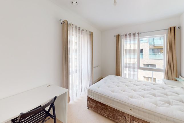 Flat to rent in Peartree Way, Greenwich, London