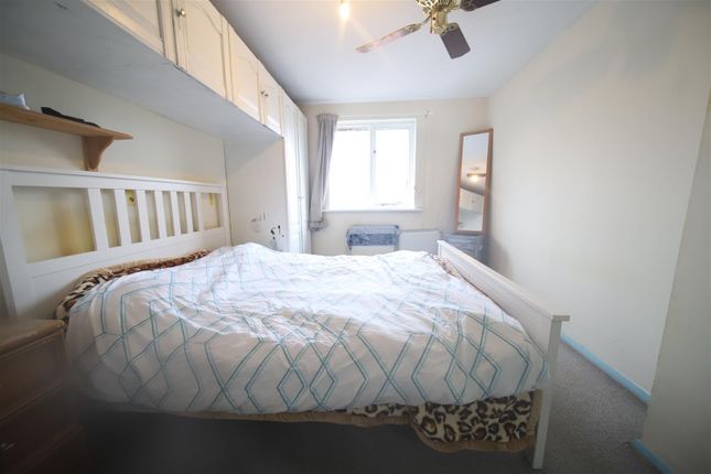 Flat for sale in Bunting Close, London