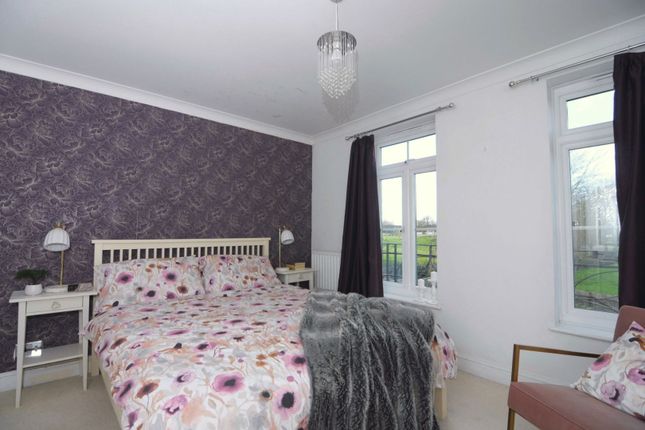 Terraced house for sale in Kingswood Drive, Sutton