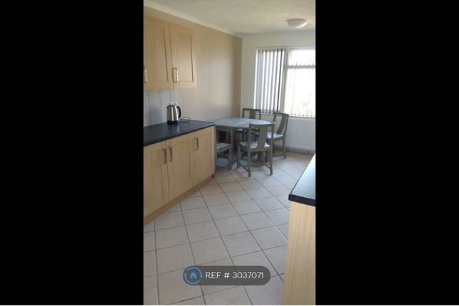 Room   Dovedale Crescent, Crawley photo 4