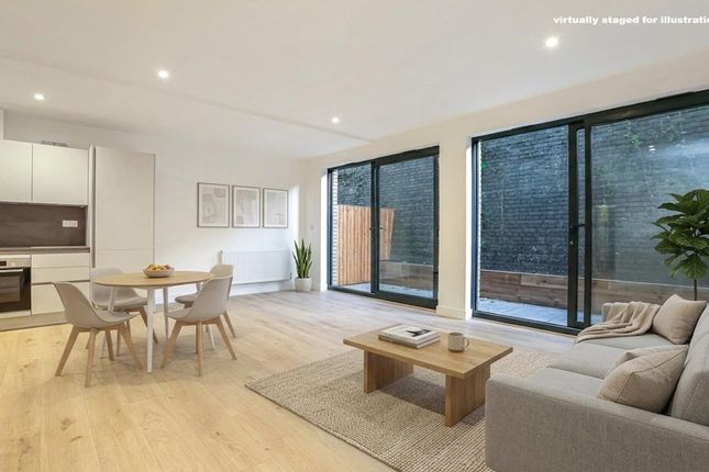 Studio flat on 2 Lilium House, Acacia Road, London, £242,500